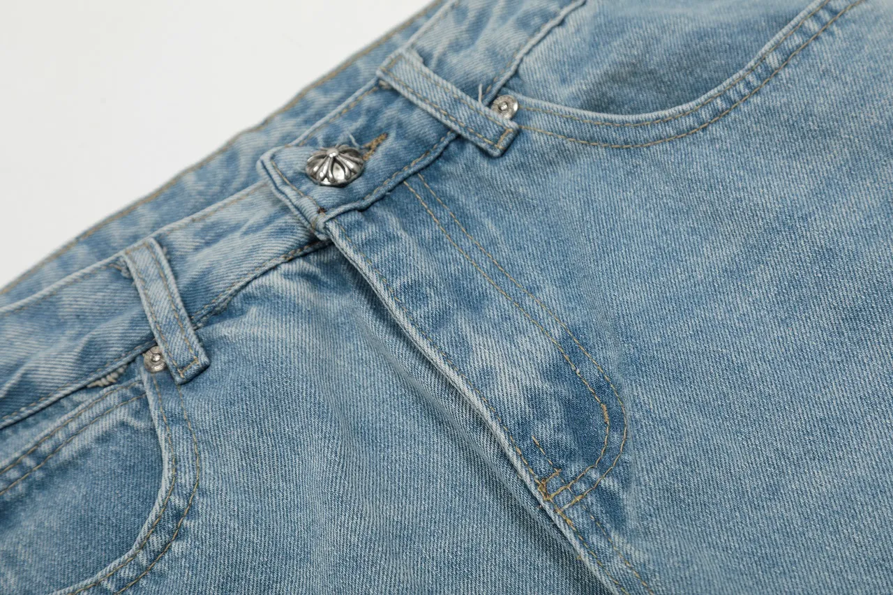 KE974#P250 The only correct leather label version on the market Chrome Hearts CH Cross embroidery distressed jeans Top ceiling quality 100% correct version The correct version is here!  Believe me this must be the best quality you will ever come across! ! Excellent value for money! !  Styles with different washes and textures are very friendly to people with thin legs and thick legs. The straight version is very flattering to the shape of the legs. The moderate length is timeless and easy to match. It is the basis of various styles and a must-have in the wardrobe! ! Add a little stacking to easily control this year's popular clean fit fabric. The fabric is stiff but the upper body is soft without losing texture. The sides and cuffs of some styles have a bone-wash effect. It's really hard not to love it! The outfit effect is immediate! ✅Correctly customize the Croxin metal leather label on the back panel. It is not sold directly with the cross on the finished jeans. 1:1 copying strives for excellence and the details are perfectly grasped. ✅The cross leather label is clear and smooth. Exquisite turning top craftsmanship. ✅Buttons, zippers and hardware are all customized versions of the Croxin LOGO. ✅High-cost washing process. Size: 28 30 32 34 36 (5 sizes)